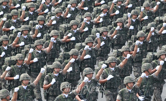 1일 오전 경기도 성남 서울공항에서 열린 건군 제65주년 국군의 날 기념행사에서 보병부대 대원들이 분열을 하고 있다.