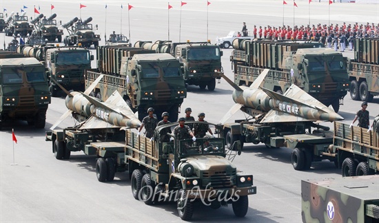 1일 오전 경기도 성남 서울공항에서 열린 건군 제65주년 국군의 날 기념행사에서 해군 기계화부대가 현무-1과, 현무-2, 현무-3 미사일이 위용을 뽐내며 분열하고 있다.
