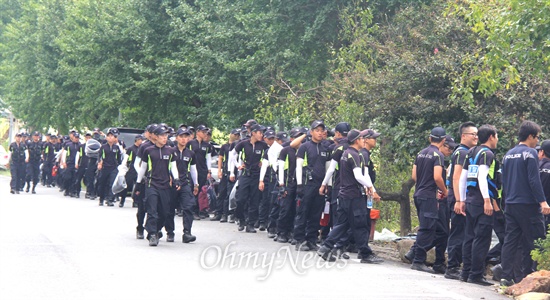  한국전력공사가 2일부터 밀양 송전탑 공사를 재개하기로 하고 1일 사전준비작업에 들어간 가운데, 이날 대규모 경찰병력이 밀양시 단장면 동화전마을 앞 도로에 집결해 있다.