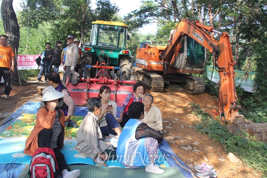  한국전력공사가 2013년 10월 밀양 송전탑 공사 재개를 위한 사전 준비작업에 들어간 가운데, 이날 밀양시 부북면 위양리에 있는 움막에서 주민들은 농기구로 바리게이트로 설치해 놓고 농성하고 있다.