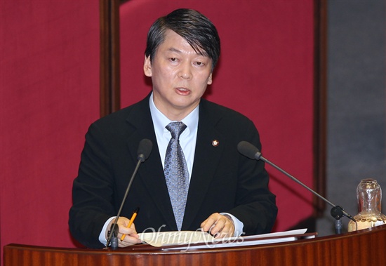 안철수 무소속 의원이 지난 1일 정홍원 국무총리를 상대로 박근혜정부의 기초연금 공약 후퇴에 대해 조목조목 비판하고 있다. 
