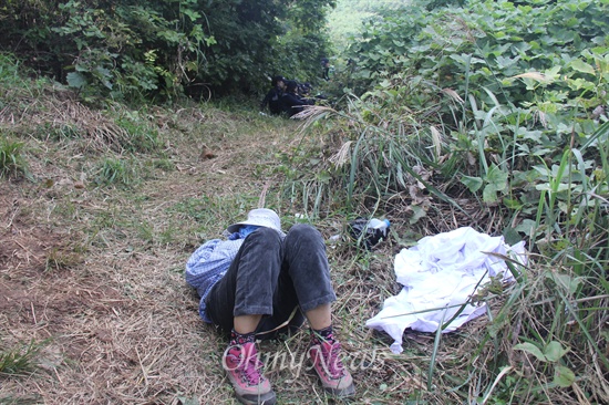  한국전력공사가 1일 밀양 송전탑 공사 재개를 위한 사전 준비작업에 들어간 가운데, 이날 밀양시 부북면 여수마을 김영자(57)씨가 126번 철탑 현장 부근에서 경찰과 대치하다 어지럼증을 호소하며 누워있다.