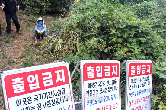  한국전력공사가 1일 밀양 송전탑 공사 재개를 위한 사전 준비작업에 들어간 가운데, 이날 밀양시 부북면 여수마을 김영자(57)씨가 126번 철탑 현장 부근에서 경찰과 대치하다 어지럼증을 호소하며 누워있다가 인터뷰를 위해 앉아 이야기를 하고 있다.