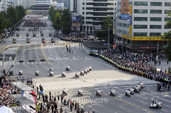 1일 오후 서울 중구 세종로에서 건군 제65주년 국군의 날 기념 시가행진이 열린 가운데 헌병 모터사이클 부대가 사열대를 지나고 있다. 제65주년 국군의 날은 6.25 전쟁 정전 60주년, 한미동맹 60주년이 되는 해로서 "강한 국군, 튼튼한 안보, 행복한 대한민국'이라는 주제어로 대규모로 개최 되었다.