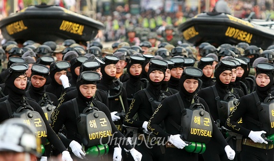 '건군 제65주년 국군의 날' 기념 시가행진이 1일 오후 서울 세종로 일대에서 육·해·공군 및 해병대 장병과 각군 사관생도, 기계화 부대가 참여한 가운데 열리고 있다.