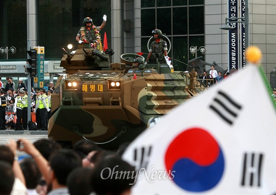 '건군 제65주년 국군의 날' 기념 시가행진이 1일 오후 서울 세종로 일대에서 육·해·공군 및 해병대 장병과 각군 사관생도, 기계화 부대가 참여한 가운데 열리고 있다.