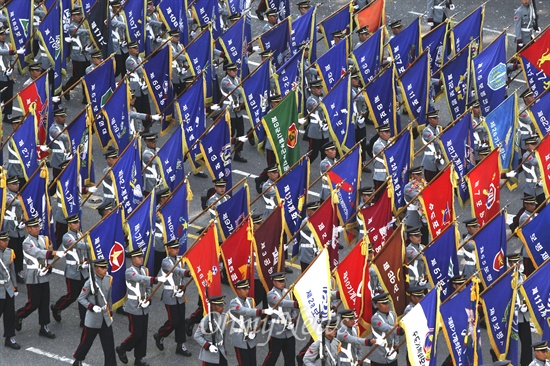 '건군 제65주년 국군의 날' 기념 시가행진이 1일 오후 서울 세종로 일대에서 육·해·공군 및 해병대 장병과 각군 사관생도, 기계화 부대가 참여한 가운데 육군 기수단이 사열대를 지나고 있다.