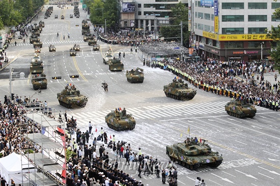 '건군 제65주년 국군의 날' 기념 시가행진이 2013년 10월 1일 오후 서울 세종로 일대에서 육·해·공군 및 해병대 장병과 각군 사관생도, 기계화 부대가 참여한 가운데 열리고 있다.