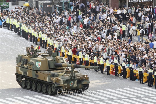 '건군 제65주년 국군의 날' 기념 시가행진이 1일 오후 서울 세종로 일대에서 육·해·공군 및 해병대 장병과 각군 사관생도, 기계화 부대가 참여한 가운데 열리고 있다.