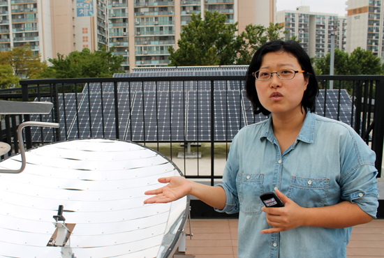 노원에코센터 이진희 팀장이 옥상에 올라가서 태양광 발전소에 대해 설명하고 있다. 