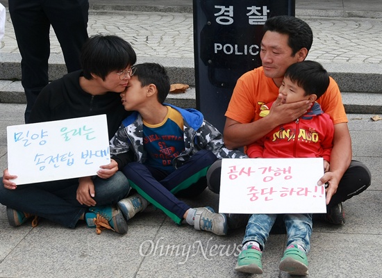  단식농성을 시작한 아뻐엄마 품으로 온 아이들. 10여년전 방위산업체에 근무하다 무기 만드는 것이 싫어 귀농해 유기재배 농사를 짓고 있다는 김정회씨는 "아름다운 밀양 산골마을에서 4명의 자식과 행복하게 살아왔는데 시련이 닥쳐왔다"며 "절대로 어린 아이들이 고압 송전탑 밑에서 살게 할 수 없다"며 공사중단을 호소했다.