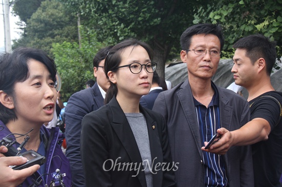  2일 대규모 공권력이 투입된 속에 한국전력공사가 송전탑 공사를 재개한 가운데, 밀양시는 단장면 단장리 소재 '765kv 신고리-북경남 송전선로 4공구 건설공사 자재 적치장' 건너편에 있는 움막을 철거하기 위해 행정대집행에 나섰다. 사진은 민주당 장하나 국회의원과 문정선 밀양시의원이 입장을 밝히고 있는 모습.