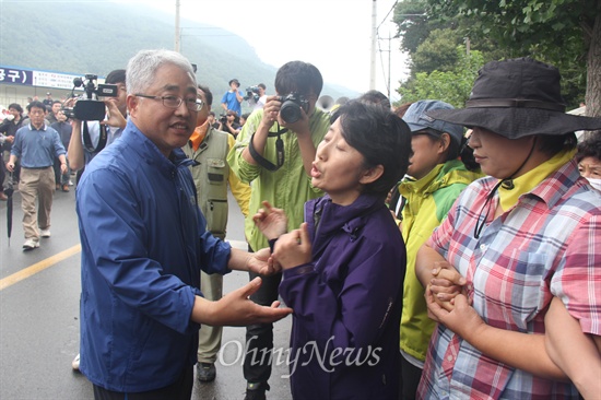  2일 대규모 공권력이 투입된 속에 한국전력공사가 송전탑 공사를 재개한 가운데, 밀양시는 단장면 단장리 소재 '765kv 신고리-북경남 송전선로 4공구 건설공사 자재 적치장' 건너편에 있는 움막을 철거하기 위해 행정대집행에 나섰다. 사진은 밀양시청 공무원이 행정대집행하려고 하자 문정선 밀양시의원이 항의하는 모습.