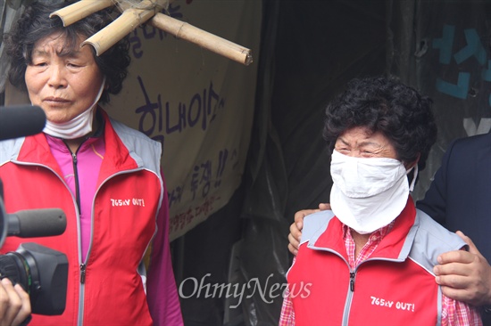  2일 대규모 공권력이 투입된 속에 한국전력공사가 송전탑 공사를 재개한 가운데, 밀양시는 단장면 단장리 소재 '765kv 신고리-북경남 송전선로 4공구 건설공사 자재 적치장' 건너편에 있는 움막을 철거하기 위해 행정대집행에 나섰다. 사진은 밀양시청 공무원들이 움막의 일부 시설물을 뜯어내자 주민들이 울면서 호소하는 모습.