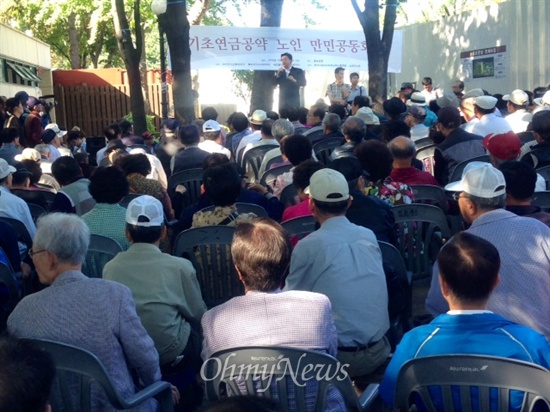 지난 2013년 10월 2일 종묘공원에서는 노년유니온 등 복지단체 주최로 기초연금 안에 대한 노인 만민공동회가 열렸다.