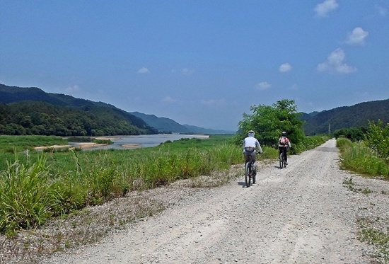 내성천변의 농로와 둑길을 따라 자전거를 타고 달린다. 