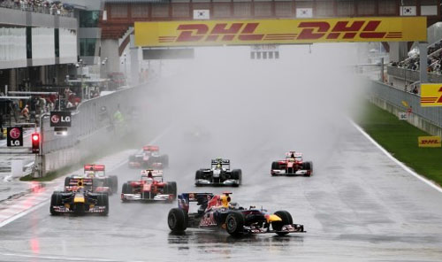 주승용 민주당 의원은 "F1 대회는 시작부터 충분한 타당성 검토를 하고 추진해야 했다"고 주장했다. 사진은 지난 2010년 첫 코리아 그랑프리 때의 빗속 질주 모습.