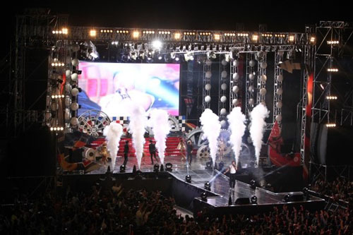  F1코리아그랑프리는 예선과 결승 레이스 직후 아이돌 가수들이 출연하는 K-팝 공연과 함께 한다. 사진은 지난해 코리아 그랑프리 결승 직후 열린 가수 싸이의 공연 모습이다.