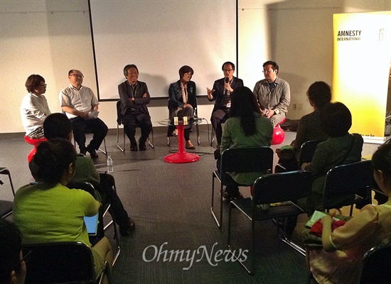  국제앰네스티 한국지부가 2일 오후 7시 30분부터 서울 마포구 가톨릭 청년회관에서 '2013 긴급기획 본격이적(異的)라디오-국정원 쇼'를 진행했다. 왼쪽부터 변정필 앰네스티 캠페인팀장, 장경욱 변호사, 박래군 '인권재단 사람' 소장, 박진 다산인권센터 상임활동가, 박주민 '민주사회를위한변호사모임' 변호사, 김덕진 천주교인권위원회 사무국장.