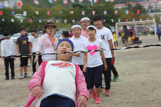 종고초 고학년 언니들이 고무줄 림보 경기를 진행하고 있다.