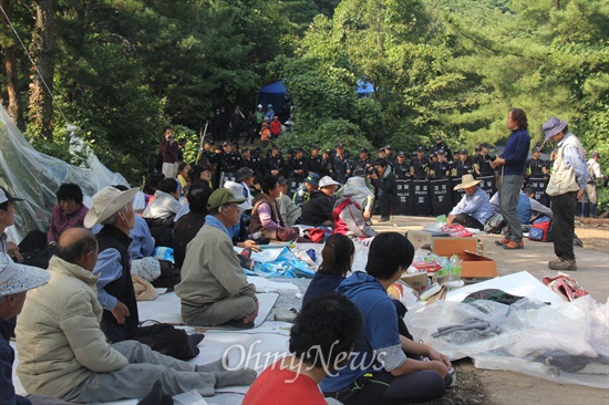  한국전력공사가 3일 밀양시 상동면과 부북면의 경계인 126번 철탑 현장에서 공사를 계속하고 있는 속에, 여수마을 주민 30여명은 공사장 인근에서 사흘째 농성하고 있다.