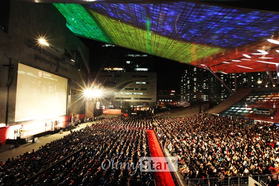  제18회 부산국제영화제 개막식이 3일 오후 부산 해운대구 우동 영화의 전당 행사장 무대에서 진행 되고있다.