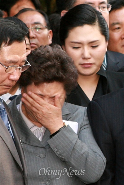 집행유예를 받은 양정례 전 의원과 실형을 선고 받고 구속을 앞둔 양 전 의원의 어머니 김순애씨가 눈물을 흘리고 있다.