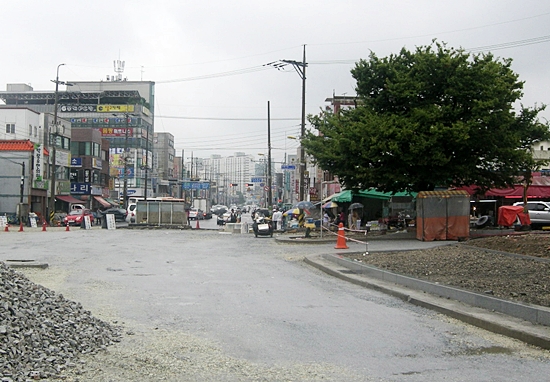 도로 연결 공사로 2010년 말 철거된 구 군산역 자리에서 바라본 광장
