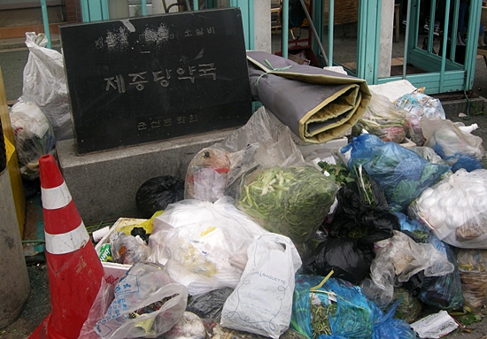 ‘탁류 소설비’ 앞에 쌓여 있는 쓰레기 더미. 
