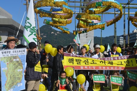 광화문 이순신 장군 동상 앞에서 서울-영광 간 제4차 도보순례 출정식을 하고 있다.