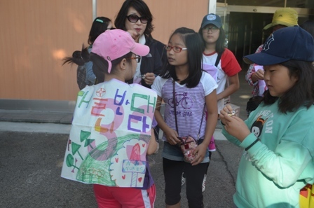 신은초 초록동아리 학부모들과 어린이들도 함께 탈핵 순례에 참가하여 걸었다. 