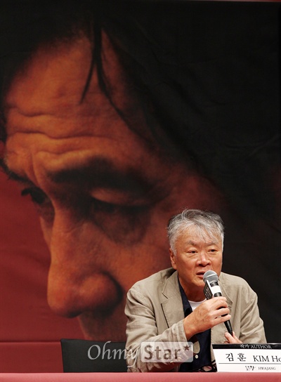  4일 오전 부산 해운대구 우동 신세계 센트럴시티에서 열린 영화 <화장> 제작발표회에서 원작자인 김훈 작가가 자신이 작품이 영화화되는 소감을 이야기하고 있다.