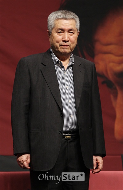  4일 오전 부산 해운대구 우동 신세계 센트럴시티에서 열린 영화 <화장> 제작발표회에서 임권택 감독이 포토타임을 갖고 있다. 