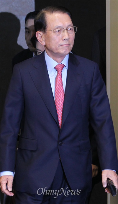 김기춘 대통령 비서실장이 지난 10월 4일 오후 국회에서 열린 운영위원회 전체회의에 출석하고 있다.