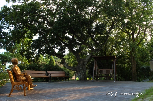 경남 사천 노산공원 내 박재삼문학관 앞에 있는 시인의 동상과 흔들 그네 의자.