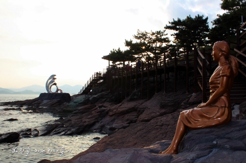 경남 사천 노산공원 앞 바닷가에 있는 <삼천포아가씨>와 <물고기> 조형물.