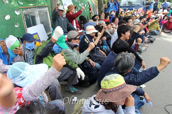  한국전력공사 밀양 송전탑 공사 재개와 밀양시의 움막 철거를 위한 행정대집행 시도 나흘째인 5일 주민들과 '탈핵희망버스' 참가자들이 밀양시 단장면 단장리 소재 '공사장비 적치장' 앞에서 집회를 가지면서 구호를 외치고 있다.