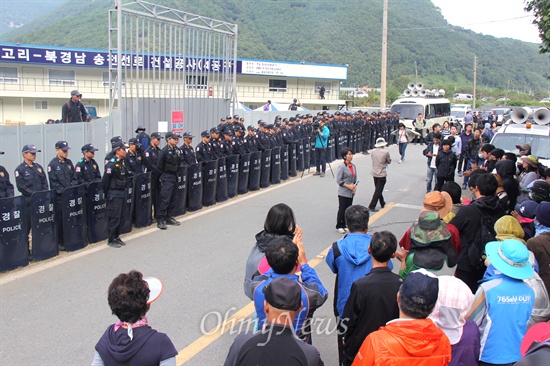  한국전력공사 밀양 송전탑 공사 재개와 밀양시의 움막 철거를 위한 행정대집행 시도 나흘째인 5일 주민들과 '탈핵희망버스' 참가자들이 밀양시 단장면 단장리 소재 '공사장비 적치장' 앞에 있는 움막을 지키기 위해 모여 있다.