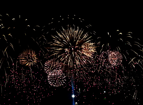 서울 한강공원 일대에서 개최된 2013 서울 세계불꽃축제에서 밤하늘에 불꽃이 터지고 있다.