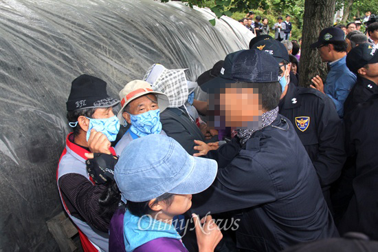  밀양 송전탑 공사 재개와 관련해 주민과 공권력이 충돌하는 상황이 계속해서 벌어지고 있다. 사진은 2일 밀양시 단장면 단장리 소재 '송전선로 공사장비 적치장' 움막농성장 앞에서 주민과 경찰이 충돌하고 있는 상황.