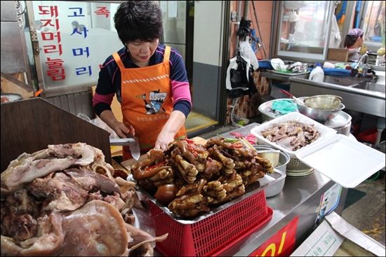  한우식당 주인아주머가 국밥에 넣을 돼지고기를 손질하고 있다.
