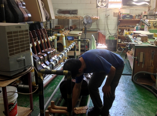 한 노동자가 지우드에서 생산한 커스텀 기타들을 정리하고 있다.