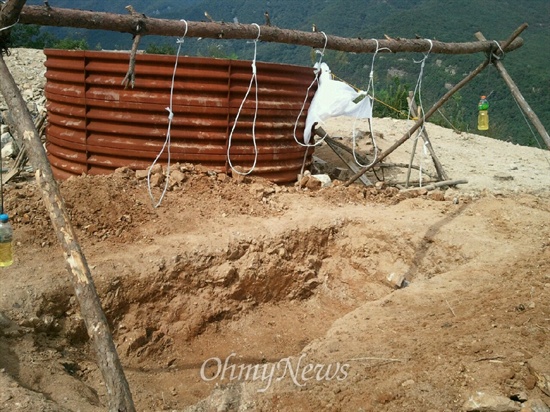  신고리-북경남 765kV 송전선로 공사 96번 철탑 부근인 밀양시 단장면 동화전마을 주변에 주민들이 '죽기를 각오하고 싸운다'는 의미로 구덩이를 파고 목줄과 휘발유통을 매달아 놓았다.