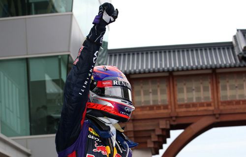  세바스찬 베텔의 환호. 베텔은 6일 오후 영암 F1경주장에서 열린 2013 F1 코리아 그랑프리 결승에서 1시간43분13초701의 기록으로 우승을 차지했다.
