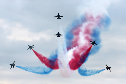  공군 블랙이글스의 축하비행. 6일 오후 영암 F1경주장 상공에서 펼쳐진 에어쇼는 관람객들의 환호를 받았다.