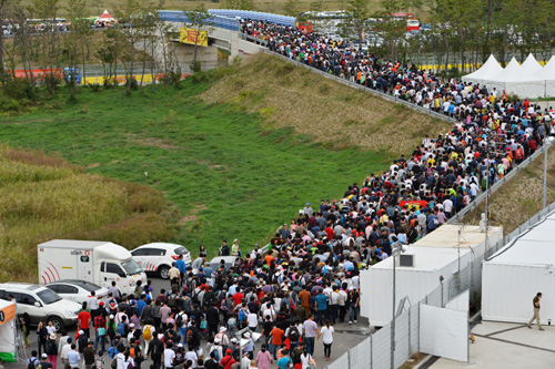  F1 관람 인파. 6일 오후 F1 코리아 그랑프리 결승 레이스가 끝나고 메인그랜드스탠드를 빠져나가고 있는 관람객들의 모습이다.