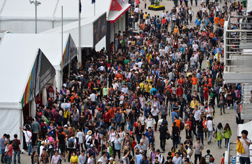  6일 오후 2013 F1 코리아 그랑프리를 찾은 관람객들이 기념품 판매점을 지나고 있다.