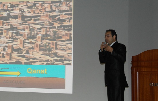 서울대 빗물연구센터 모센(Mosen) 연구원이 고대 페르시아의 물 관리법인 카나트(Qanat)에 대해 설명하고 있다.