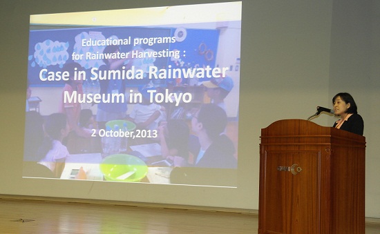 마찌루 박사가 스미다 빗물 박물관에 대해 소개하고 있다.