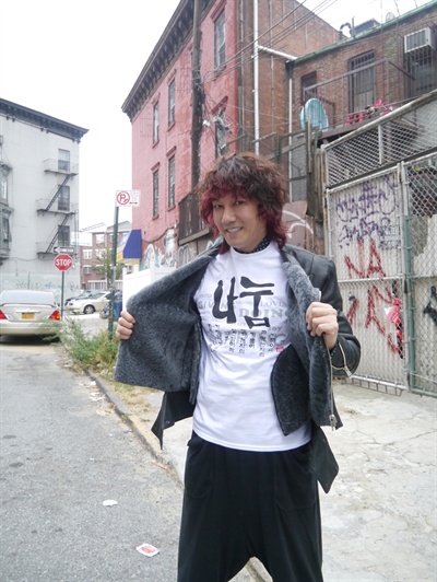 지난 10월 9일 가수 김장훈씨는 한글날을 맞아 뉴욕에서 한글티셔츠 배포 행사를 진행했다. 
